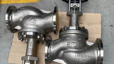 Zwei Armaturen aus Edelstahl mit schwarzen Handr&auml;dern auf einer Holzpalette, Betonboden mit gelber Markierungslinie. | Copyright: PROVALVE Armaturen GmbH & Co. KG