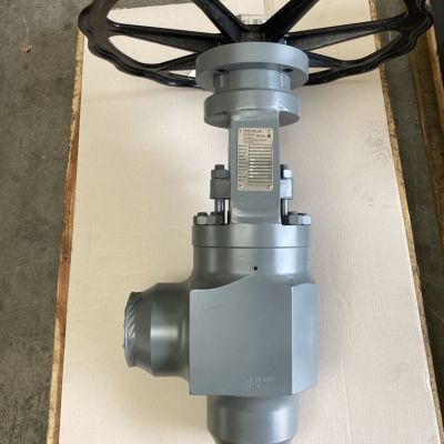 Absperrventil mit selbstdichtendem Deckelverschluss und Handrad auf Holzpalette. | Copyright: PROVALVE Armaturen GmbH & Co. KG