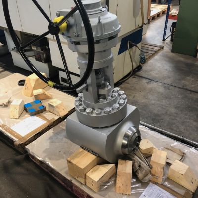 Absperrventil mit verbolztem Deckel und Handrad auf Holzpalette in Werkstatt montiert. | Copyright: PROVALVE Armaturen GmbH & Co. KG