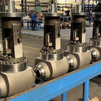 Vier Absperrventile mit verbolztem Deckel auf blauem Transportgestell in Produktionshalle. | Copyright: PROVALVE Armaturen GmbH & Co. KG