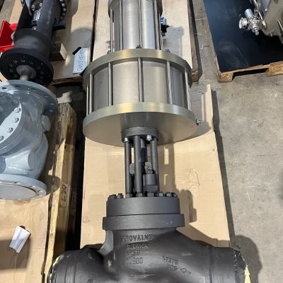 Absperrventil mit verbolztem Deckel auf Holzpalette. | Copyright: PROVALVE Armaturen GmbH & Co. KG