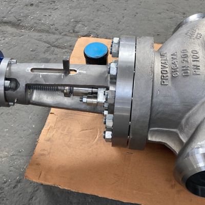Absperrventil mit verbolztem Deckel und Handrad auf Karton, Industrie-Armatur von PROVALVE. | Copyright: PROVALVE Armaturen GmbH & Co. KG