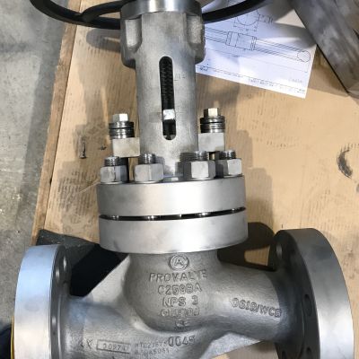 Absperrventil mit verbolztem Deckel und schwarzem Handrad auf Holzunterlage. | Copyright: PROVALVE Armaturen GmbH & Co. KG