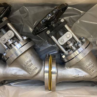 Zwei Absperrventile mit verbolztem Deckel und pneumatischen Stellantrieben in Transportverpackung. | Copyright: PROVALVE Armaturen GmbH & Co. KG