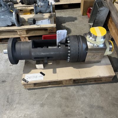 Harnstoff-Armatur mit schwarzem Zylinderk&ouml;rper und gelbem Deckel auf Holzpalette in Werkstatt. | Copyright: PROVALVE Armaturen GmbH & Co. KG