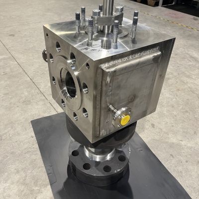 Edelstahl-Armatur f&uuml;r Harnstoff- und Ammoniakprozesse auf schwarzer Bodenmatte. | Copyright: PROVALVE Armaturen GmbH & Co. KG