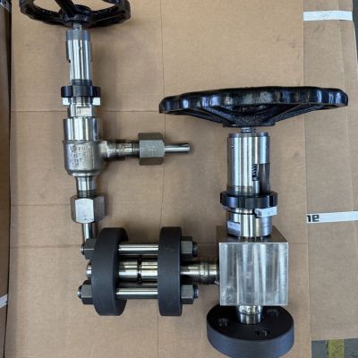 Drei Urea- und Ammoniak-Armaturen mit Handr&auml;dern und metallischen Ventilkomponenten auf Kartonunterlage | Copyright: PROVALVE Armaturen GmbH & Co. KG