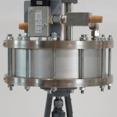Deckelloses Hochdruckventil mit Steuereinheit, Kupferanschl&uuml;ssen und grauem Grundk&ouml;rper in Frontalansicht. | Copyright: PROVALVE Armaturen GmbH & Co. KG