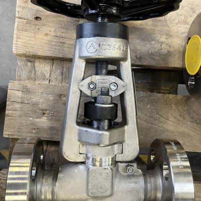 Deckelloses Hochdruckventil mit schwarzem Handrad und Flanschanschl&uuml;ssen, von oben fotografiert. | Copyright: PROVALVE Armaturen GmbH & Co. KG