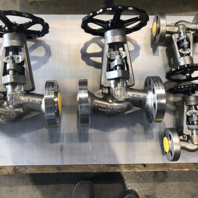 Drei Deckellose Hochdruckventile mit Handr&auml;dern auf einer Montageplatte, Draufsicht. | Copyright: PROVALVE Armaturen GmbH & Co. KG