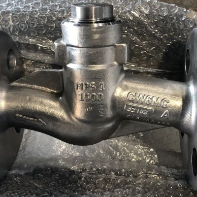 Deckelloses Hochdruckventil aus Stahl mit Flanschverbindungen und Bedienungsventil oben. | Copyright: PROVALVE Armaturen GmbH & Co. KG