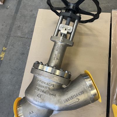 Stahlventil mit schwarzem Handrad und gelben Abdeckungen auf Kartonunterlage. | Copyright: PROVALVE Armaturen GmbH & Co. KG