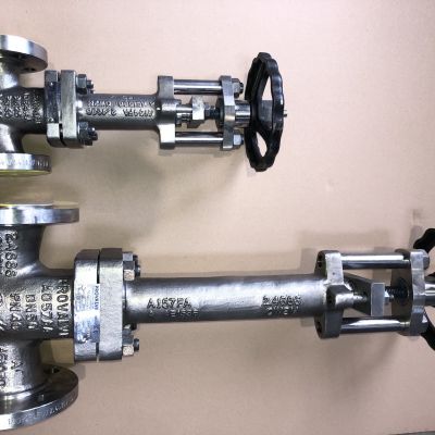 Zwei Faltenbalgarmaturen mit Handr&auml;dern in Draufsicht auf heller Unterlage. | Copyright: PROVALVE Armaturen GmbH & Co. KG