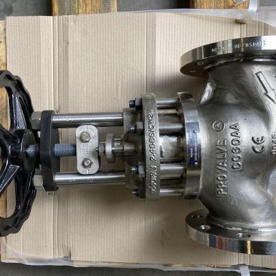 Faltenbalgarmatur mit Handrad und Flanschanschl&uuml;ssen auf Transportpalette. | Copyright: PROVALVE Armaturen GmbH & Co. KG