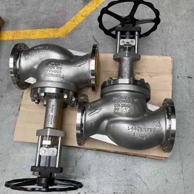 Zwei Faltenbalgarmaturen aus Edelstahl mit schwarzen Handr&auml;dern auf einer Holzpalette auf Betonboden mit gelber Markierung. | Copyright: PROVALVE Armaturen GmbH & Co. KG