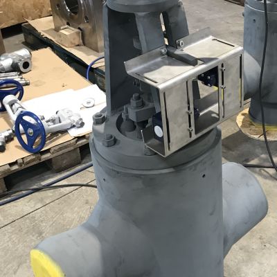 Armatur mit schwarzem Handrad und grauem Geh&auml;use f&uuml;r Vorw&auml;rmeranwendungen auf Betonfl&auml;che. | Copyright: PROVALVE Armaturen GmbH & Co. KG