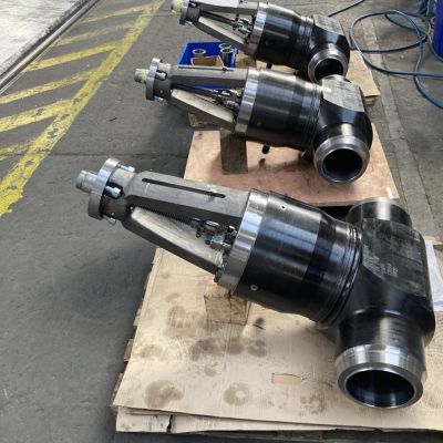 Drei Hochdruckschieber mit selbstdichtendem Deckelverschlu&szlig; auf einer Palette in einer Werkstatt. | Copyright: PROVALVE Armaturen GmbH & Co. KG