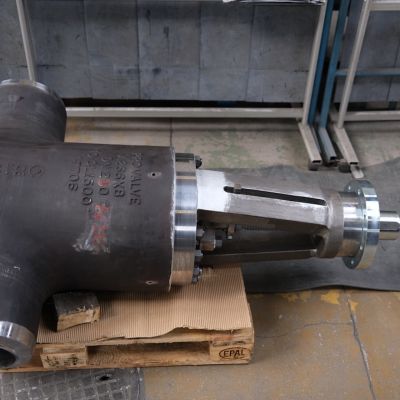 Hochdruckschieber mit selbstdichtendem Deckelverschluss, montiert auf Palettenkarton in Werkstatt. | Copyright: PROVALVE Armaturen GmbH & Co. KG