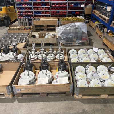 Lagerhalle mit verschiedenen Hydraulikkomponenten und Antrieben auf Paletten organisiert, F&ouml;rderfahrzeug im Hintergrund sichtbar. | Copyright: PROVALVE Armaturen GmbH & Co. KG