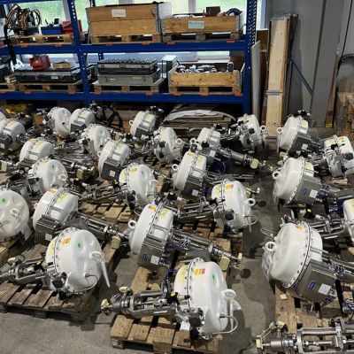 Mehrere Membran- und Hydraulikantriebe auf Paletten auf dem Boden einer Werkhalle | Copyright: PROVALVE Armaturen GmbH & Co. KG