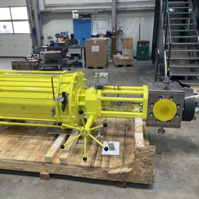 Gelber Hydraulikzylinder mit Membranantrieb auf Holzpalette in Werkstatt montiert. | Copyright: PROVALVE Armaturen GmbH & Co. KG