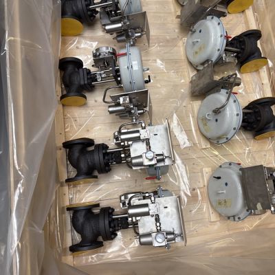 Mehrere Hydraulikantriebe mit gelben und schwarzen Komponenten in Kunststoffverpackung auf Holzpalette nebeneinander angeordnet. | Copyright: PROVALVE Armaturen GmbH & Co. KG