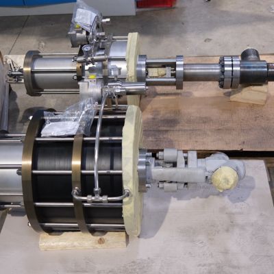 Hydraulischer Antrieb mit Kolben und Membran auf Holzplattform, Werkstattaufnahme. | Copyright: PROVALVE Armaturen GmbH & Co. KG