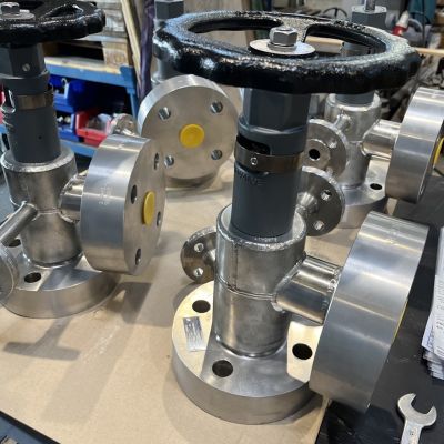 Melamin-Armatur mit Handrad und Flanschverbindungen auf einer Werkbank in einer Industriewerkstatt. | Copyright: PROVALVE Armaturen GmbH & Co. KG