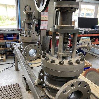 Gro&szlig;e Metallisch dichtende K&uuml;kenh&auml;hne in einer Industriewerkstatt auf einer Werkbank. | Copyright: PROVALVE Armaturen GmbH & Co. KG