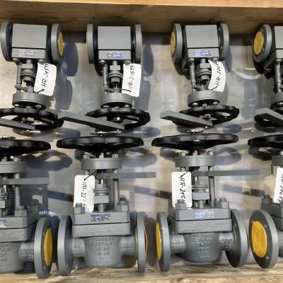 Acht metallisch dichtende K&uuml;kenh&auml;hne in einer Holzkiste, oben und unten angeordnet, mit grauer Oberfl&auml;che und gelben Deckeln. | Copyright: PROVALVE Armaturen GmbH & Co. KG