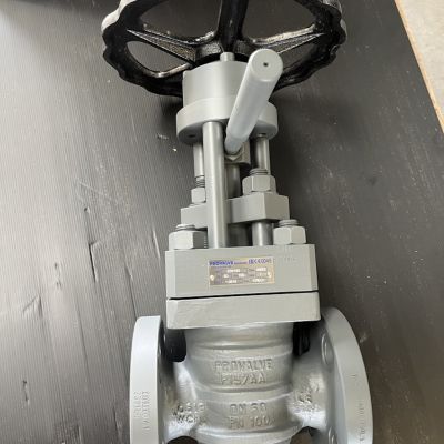 Metallisch dichtender K&uuml;kenhahn mit Handrad und Flanschverbindung in Draufsicht auf dunkler Oberfl&auml;che. | Copyright: PROVALVE Armaturen GmbH & Co. KG