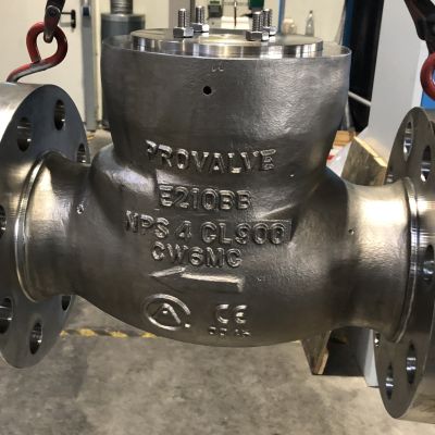 R&uuml;ckschlagklappe mit Flanschanschl&uuml;ssen an roten Haken h&auml;ngend. | Copyright: PROVALVE Armaturen GmbH & Co. KG