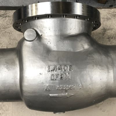 R&uuml;ckschlagklappe aus Stahl mit Flanschanschl&uuml;ssen und Inspektionsstutzen auf grauem Untergrund. | Copyright: PROVALVE Armaturen GmbH & Co. KG