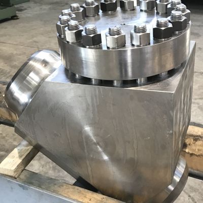 R&uuml;ckschlagarmatur mit Flanschverbindung und Verschraubungen auf Holzpalette positioniert. | Copyright: PROVALVE Armaturen GmbH & Co. KG