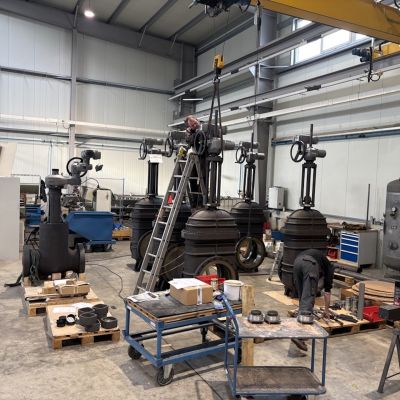 Industrielle Werkstatt mit mehreren Schiebern mit verbolztem Deckel auf Paletten, Arbeitstischen und unter Montagekranen. | Copyright: PROVALVE Armaturen GmbH & Co. KG