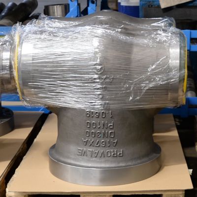 Drei in Kunststoff verpackte Absperrschieber auf Holzpaletten, gelbe Markierungen sichtbar. | Copyright: PROVALVE Armaturen GmbH & Co. KG