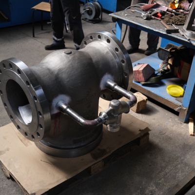 Gro&szlig;er Schieber mit verbolztem Deckel und Flanschanschl&uuml;ssen auf einer Palette in einer Werkstatt. | Copyright: PROVALVE Armaturen GmbH & Co. KG