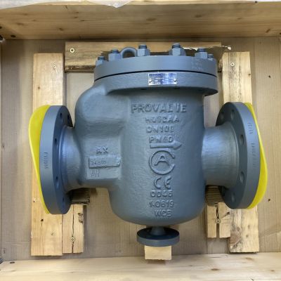 Siebkorbfilter in grauem Gussgeh&auml;use mit gelben Anschlussdeckeln, auf Holzpalette in Transportkiste. | Copyright: PROVALVE Armaturen GmbH & Co. KG