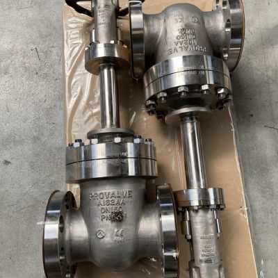 Zwei Tieftemperatur-Armaturen aus Edelstahl mit Handr&auml;dern auf Holzpalette positioniert. | Copyright: PROVALVE Armaturen GmbH & Co. KG