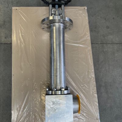 Tieftemperatur-Absperrventil aus Edelstahl mit schwarzem Handrad, auf Holzpalette und in Kunststofffolie verpackt. | Copyright: PROVALVE Armaturen GmbH & Co. KG