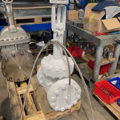 Tieftemperatur-Armatur mit Anschlussleitungen auf einer Holzpalette | Copyright: PROVALVE Armaturen GmbH & Co. KG