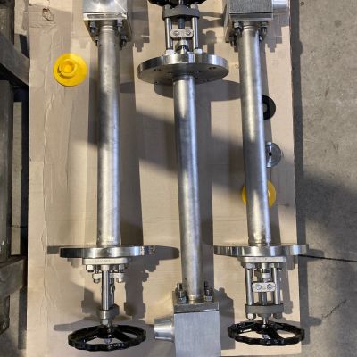 Drei Tieftemperatur-Armaturen mit vertikalen Ventilstangen und schwarzem Handrad auf Holzunterlage. | Copyright: PROVALVE Armaturen GmbH & Co. KG