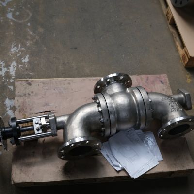 Wechselventil DN150 aus Edelstahl auf Werkbank, Ventilk&ouml;rper mit seitlichem Absperrschieber und Anschlussflanschen | Copyright: PROVALVE Armaturen GmbH & Co. KG