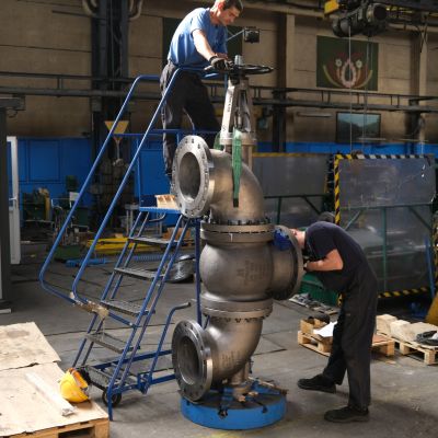 Zwei Techniker inspizieren ein gro&szlig;es Wechselventil DN350 in einer Werkstatt. | Copyright: PROVALVE Armaturen GmbH & Co. KG