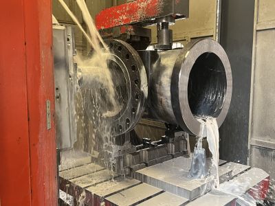 Industrielle Ventilbearbeitung mit Wasserstrahltechnik in der Produktionshalle von PROVALVE. | Copyright: PROVALVE Armaturen GmbH & Co. KG