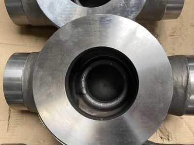 Zwei metallische Industrieventile mit zentralen &Ouml;ffnungen und seitlichen Anschl&uuml;ssen auf Werkstattboden. | Copyright: PROVALVE Armaturen GmbH & Co. KG