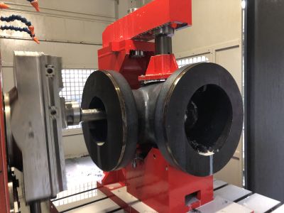 Industriearmatur mit zwei gro&szlig;en schwarzen Flanschverbindungen in einer Produktionshalle. | Copyright: PROVALVE Armaturen GmbH & Co. KG