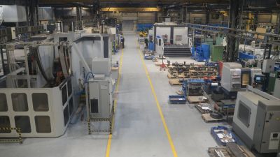 Moderne Produktionshalle mit CNC-Maschinen und Fertigungsanlagen entlang einer gelben Mittelmarkierung, Werkstattbetrieb bei PROVALVE. | Copyright: PROVALVE Armaturen GmbH & Co. KG