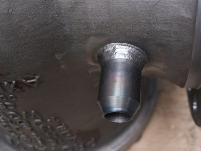 Nahaufnahme eines metallischen Ventilk&ouml;rpers mit zylindrischer D&uuml;se w&auml;hrend der Produktion. | Copyright: PROVALVE Armaturen GmbH & Co. KG