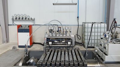 Produktionsanlage mit Ventilkomponenten, Pr&uuml;fger&auml;ten und Montagevorrichtungen in einer modernen Werkstatt. | Copyright: PROVALVE Armaturen GmbH & Co. KG